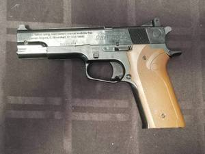 lot 64 image: Crosman Airguns-1008 Repeater .177 CO2 air BB Gun