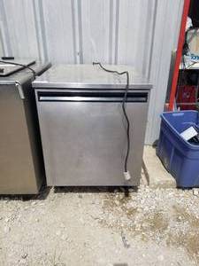 lot 29 image: Stainless Steel Beverage Refrigerator - 27 by 28 - ran and it got cold