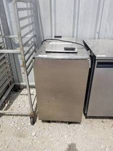 lot 44 image: Stainless Steel Beverage Cooler - 20 x 31 - ran and it got cold