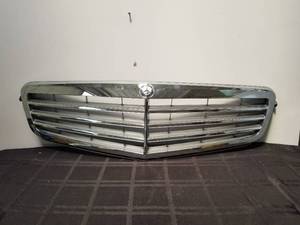 lot 47 image: Mercedes Benz front grille