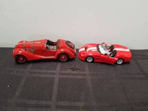 lot 92 image: Selection of 2 metal diecast cars