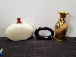 lot 109 image: Selection of 3 vaseshome decor. -
