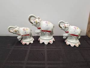 lot 136 image: Set of 3 porcelain elephants - one has chip on bottom
