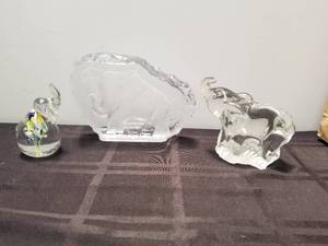 lot 147 image: Selection of 3 glass paperweight elephants