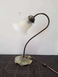 lot 202 image: Vintage working desk light - Mid-Century brass lily pad lamp