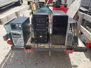 lot 225 image: Selection of computer towers