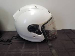 lot 236 image: Motorcycle Helmet with face shield - white - Medium