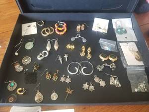 lot 121 image: Selection of costume Jewelry lot - earrings - mostly paired some singles