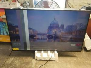 lot 256 image: LG - 70 tv - screen has vertical lines - no remote-(can be ordered)