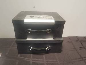 lot 283 image: Selection of 2 Sentry safe lock boxes - one works and the other wont latch shut