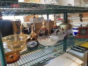 lot 254 image: Shelf lot of house decor.