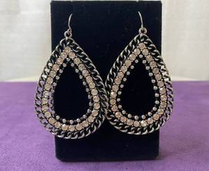 lot 2 image: PREMIER DESIGNS PAIR OF EARRINGS IN STYLE, DESIGN, AND COLOR(S) SHOWN.