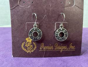 lot 21 image: PREMIER DESIGNS PAIR OF EARRINGS IN STYLE, DESIGN, AND COLOR(S) SHOWN.