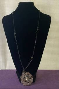 lot 107 image: PREMIER DESIGNS NECKLACE WITH PENDANT IN STYLE, DESIGN, AND COLOR(S) SHOWN.