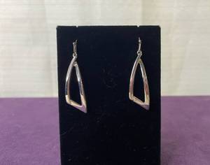 lot 122 image: PREMIER DESIGNS PAIR OF EARRINGS IN STYLE, DESIGN, AND COLOR(S) SHOWN.