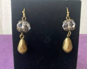 lot 131 image: PREMIER DESIGNS PAIR OF EARRINGS IN STYLE, DESIGN, AND COLOR(S) SHOWN.