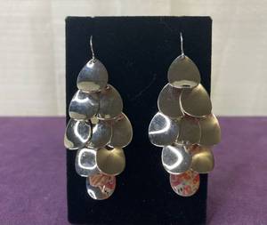 lot 136 image: PREMIER DESIGNS PAIR OF EARRINGS IN STYLE, DESIGN, AND COLOR(S) SHOWN.