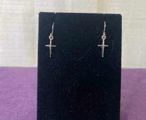 lot 139 image: PREMIER DESIGNS PAIR OF EARRINGS IN STYLE, DESIGN, AND COLOR(S) SHOWN.