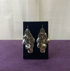 lot 140 image: PREMIER DESIGNS PAIR OF EARRINGS IN STYLE, DESIGN, AND COLOR(S) SHOWN.