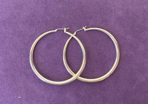 lot 90 image: PREMIER DESIGNS PAIR OF EARRINGS IN STYLE, DESIGN, AND COLOR(S) SHOWN.