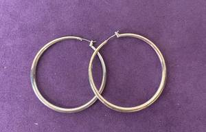 lot 116 image: PREMIER DESIGNS PAIR OF EARRINGS IN STYLE, DESIGN, AND COLOR SHOWN.
