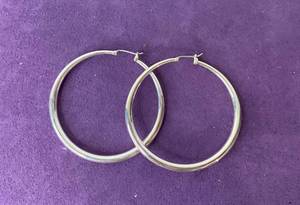 lot 124 image: PREMIER DESIGNS PAIR OF EARRINGS IN STYLE, DESIGN, AND COLOR(S) SHOWN.