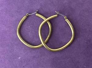 lot 130 image: PREMIER DESIGNS PAIR OF EARRINGS IN STYLE, DESIGN, AND COLOR(S) SHOWN.