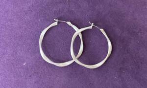 lot 133 image: PREMIER DESIGNS PAIR OF EARRINGS IN STYLE, DESIGN, AND COLOR(S) SHOWN.