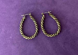 lot 134 image: PREMIER DESIGNS PAIR OF EARRINGS IN STYLE, DESIGN, AND COLOR(S) SHOWN.