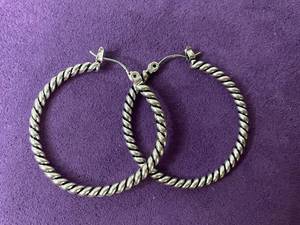 lot 8 image: PREMIER DESIGNS PAIR OF EARRINGS IN STYLE, DESIGN, AND COLOR(S) SHOWN.