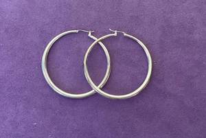 lot 58 image: PREMIER DESIGNS PAIR OF EARRINGS IN STYLE, DESIGN, AND COLOR(S) SHOWN.
