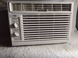 lot 1 image: ARTIC KING WINDOW AC UNIT