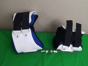 lot 24 image: ADULT ADJUSTABLE HIP ABDUCTION BRACE