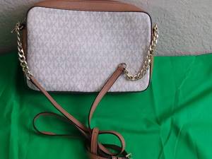 lot 17 image: MICHAEL KORS PURSE