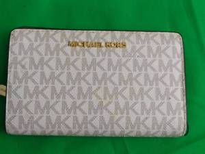 lot 18 image: MICHAEL KORS WALLET