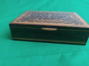 lot 29 image: JEWELRY BOX WITH CONTENTS INCLUDED
