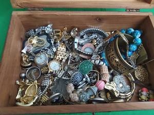 lot 30 image: JEWELRY BOX WITH CONTENTS