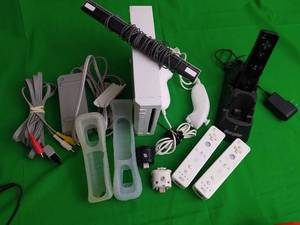 lot 124 image: WII GAME SYSTEM