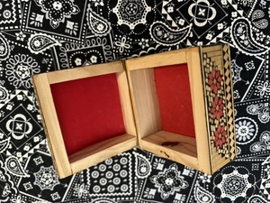 lot 140 image: HANDCRAFTED WOODEN TRINKETJEWELRY BOX