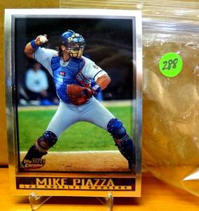 lot 288 image: OVERSIZED - 1998 Mike Piazza 4-14x5-34 Topps Super Chrome Jumbos Card #5
