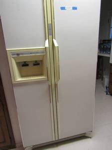 lot 2 image: Amana double door fridge with ice maker and water in door (working)  22 CF great working condition