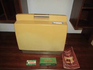 lot 18 image: Fashion mate Singer Sewing machine in case. Includes instruction book, attachments and templates model #237