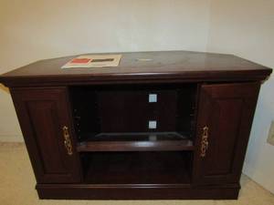 lot 16 image: Corner TV Entertainment piece Heritage Hill 3 shelves and 2 side door storage areas 69x 24x11