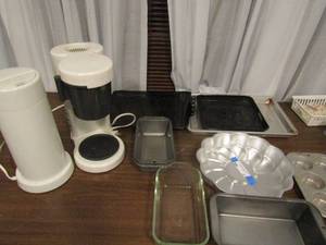 lot 27 image: Metal ECKO baking dishes, 1.5QT Pyrex, Aluminum Wilton pan, baking sheets