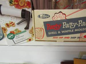 lot 43 image: Party Patty Pac shell and waffle molds vintage in original box