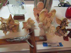 lot 49 image: 3 sea shells, 4 angels , 1 cross