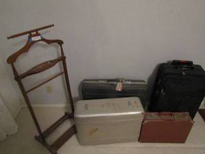 lot 62 image: Wooden clothing rack 44 tall and 3 Samsonite suitcases