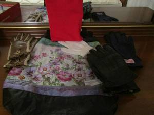 lot 74 image: Lot of womens gloves