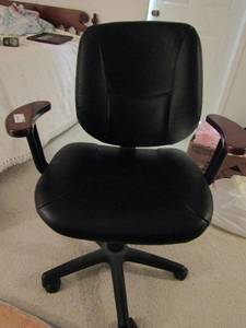 lot 83 image: Black  computer chair with high back
