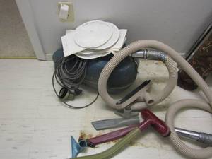 lot 86 image: REVOLUTION Vacume with bags and all hoses